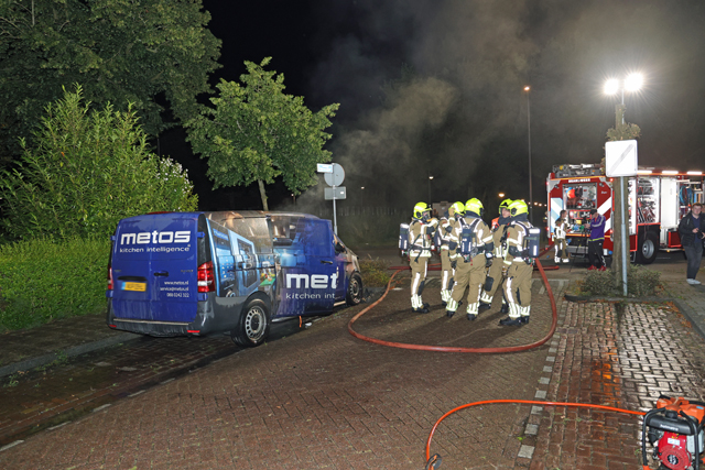 Buurtbewoners horen knal en zien auto in vlammen opgaan aan de Andreas Zijlmansstraat Waalwijk