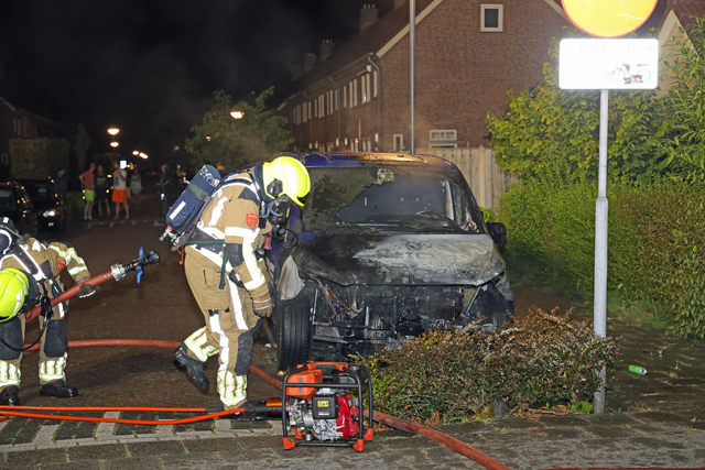 Buurtbewoners horen knal en zien auto in vlammen opgaan aan de Andreas Zijlmansstraat Waalwijk