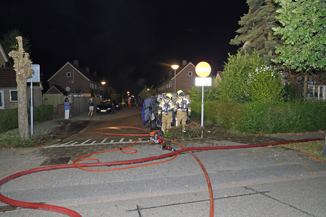 Buurtbewoners horen knal en zien auto in vlammen opgaan aan de Andreas Zijlmansstraat Waalwijk