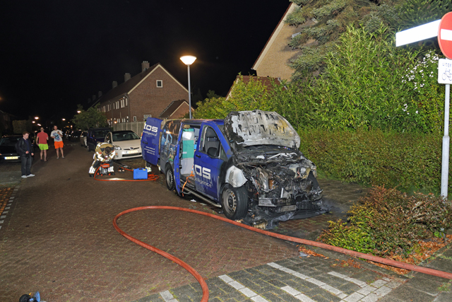 Buurtbewoners horen knal en zien auto in vlammen opgaan aan de Andreas Zijlmansstraat Waalwijk