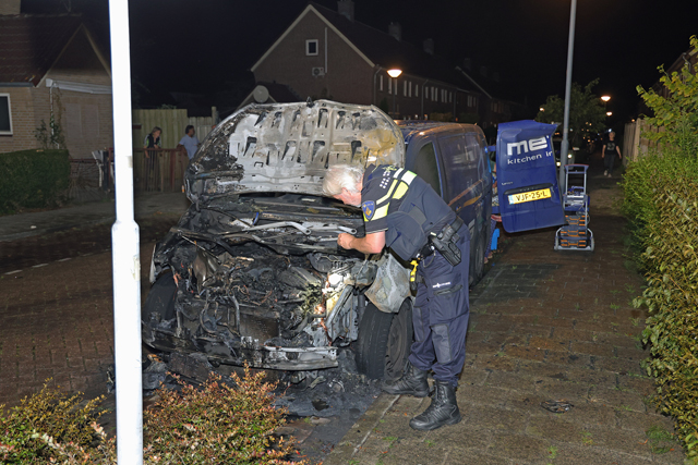 Buurtbewoners horen knal en zien auto in vlammen opgaan aan de Andreas Zijlmansstraat Waalwijk