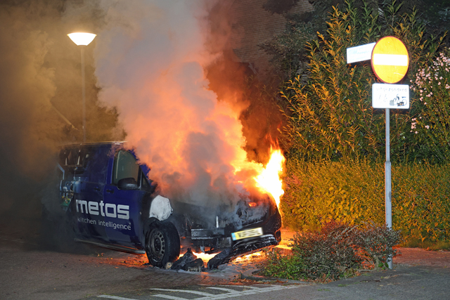 Buurtbewoners horen knal en zien auto in vlammen opgaan aan de Andreas Zijlmansstraat Waalwijk