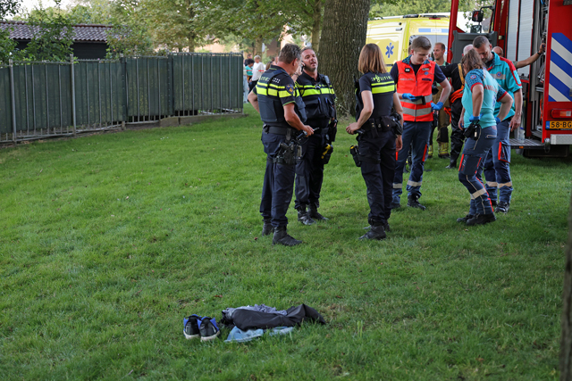 Hulpdiensten rukken massaal uit voor mogelijk persoon te water aan de Mozartlaan Waalwijk
