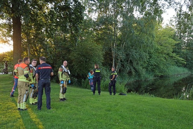 Hulpdiensten rukken massaal uit voor mogelijk persoon te water aan de Mozartlaan Waalwijk