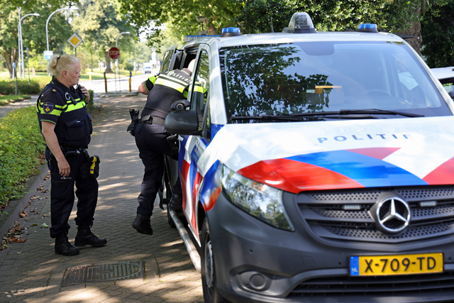 Man in de boeien geslagen door politie aan de Burgemeester van der Klokkenlaan Waalwijk