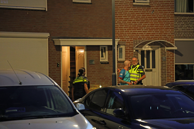 Hulpdiensten rukken uit voor door wesp gestoken man aan de Poelruitstraat Waalwijk