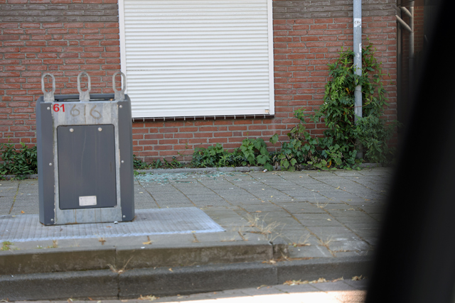 Man in de boeien geslagen door politie aan de Burgemeester van der Klokkenlaan Waalwijk