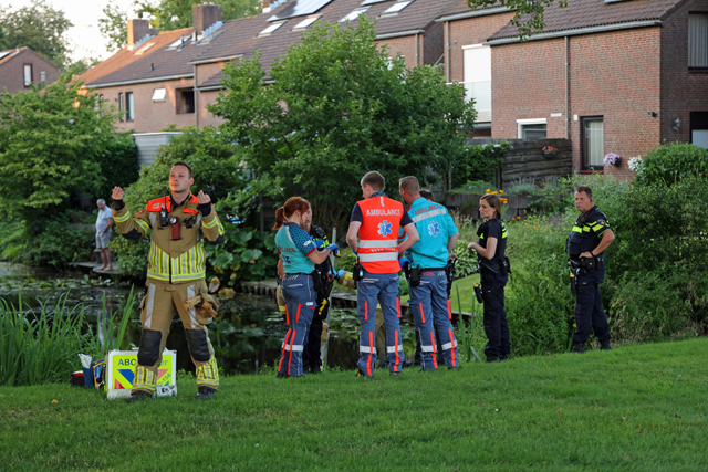 Hulpdiensten rukken massaal uit voor mogelijk persoon te water aan de Mozartlaan Waalwijk