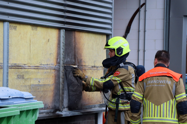 Container vliegt in brand en beschadigt bedrijfspand van Prisma aan de Professor Keesomweg Waalwijk