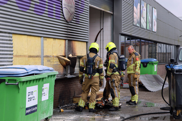 Container vliegt in brand en beschadigt bedrijfspand van Prisma aan de Professor Keesomweg Waalwijk