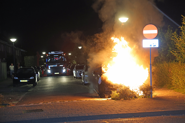 Buurtbewoners horen knal en zien auto in vlammen opgaan aan de Andreas Zijlmansstraat Waalwijk