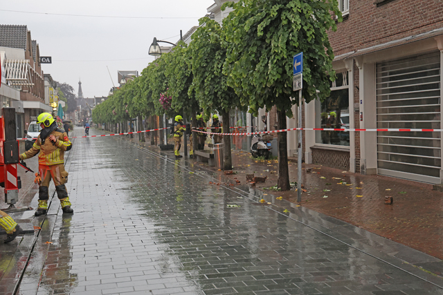 Bliksem slaat in op schoorsteen aan de Grotestraat Waalwijk
