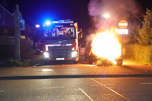 Buurtbewoners horen knal en zien auto in vlammen opgaan aan de Andreas Zijlmansstraat Waalwijk