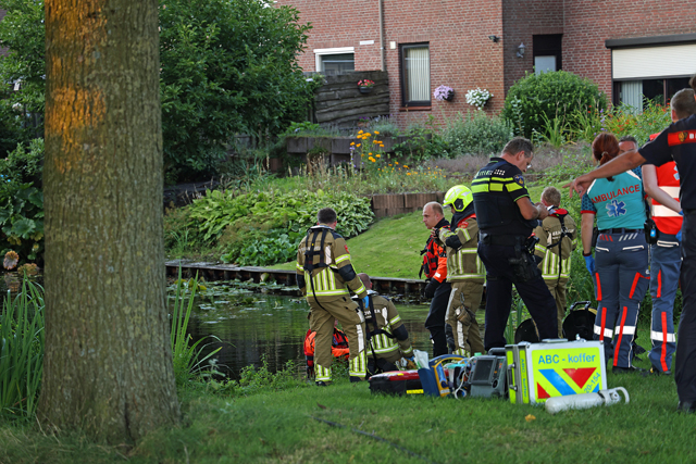 Hulpdiensten rukken massaal uit voor mogelijk persoon te water aan de Mozartlaan Waalwijk