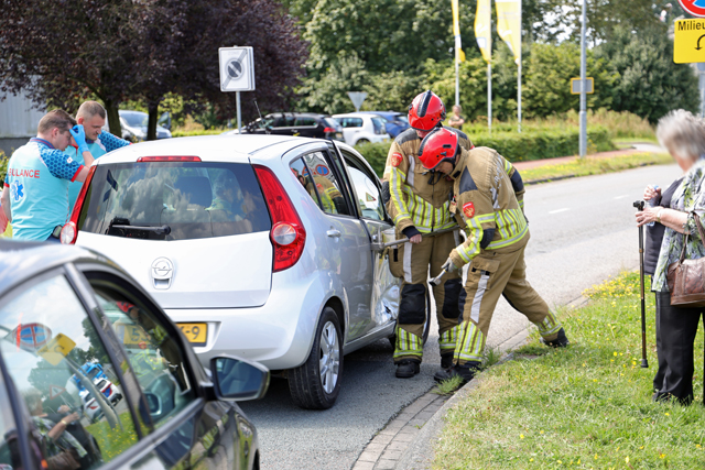Auto’s botsen op elkaar op kruising aan de Kloosterheulweg Waalwijk