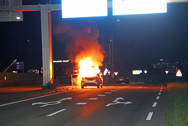 Bestuurder vlucht uit brandende auto op de Melkvonderweg Waalwijk