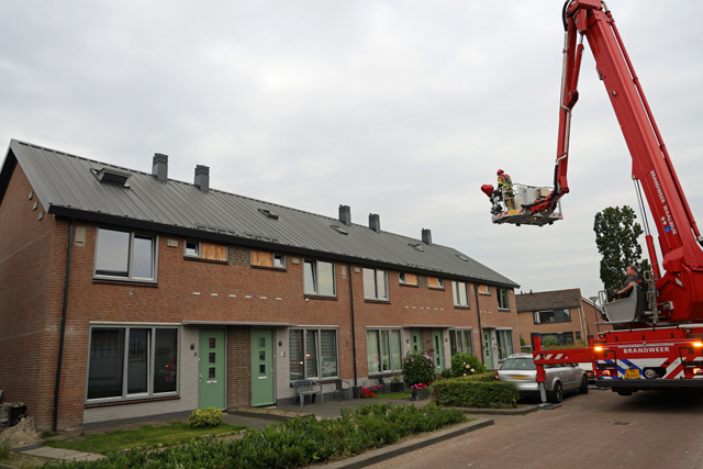 Brandweer haalt kat van dak met hoogwerker aan de Edouard Lalostraat Waalwijk