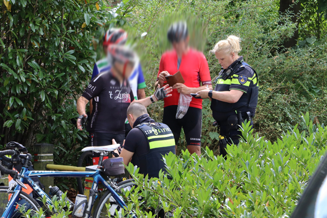Wielrenner botst tegen paaltje en raakt zwaargewond op het Rembrandtpark Waalwijk