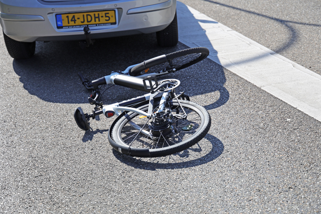 Vrouw op fiets raakt zwaargewond bij aanrijding met auto op de Taxandriaweg Waalwijk