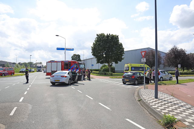 Auto’s botsen op elkaar op kruising aan de Kloosterheulweg Waalwijk
