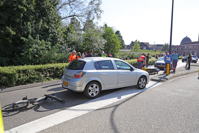 Vrouw op fiets raakt zwaargewond bij aanrijding met auto op de Taxandriaweg Waalwijk