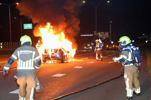 Bestuurder vlucht uit brandende auto op de Melkvonderweg Waalwijk