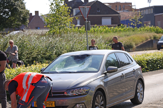 Vrouw op fiets raakt zwaargewond bij aanrijding met auto op de Taxandriaweg Waalwijk