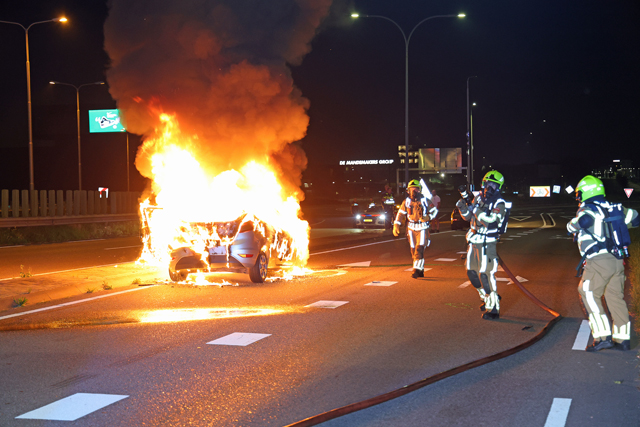 Bestuurder vlucht uit brandende auto op de Melkvonderweg Waalwijk
