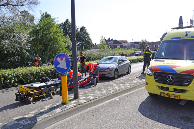 Vrouw op fiets raakt zwaargewond bij aanrijding met auto op de Taxandriaweg Waalwijk