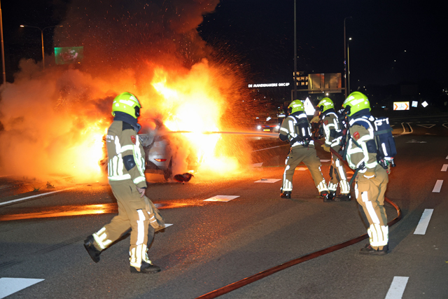Bestuurder vlucht uit brandende auto op de Melkvonderweg Waalwijk