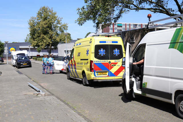 Bestuurster rijdt man aan en botst tegen lantaarnpaal aan de Meester van Houtenstraat Waalwijk