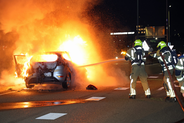 Bestuurder vlucht uit brandende auto op de Melkvonderweg Waalwijk