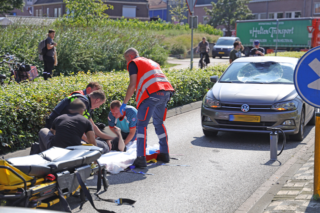 Vrouw op fiets raakt zwaargewond bij aanrijding met auto op de Taxandriaweg Waalwijk