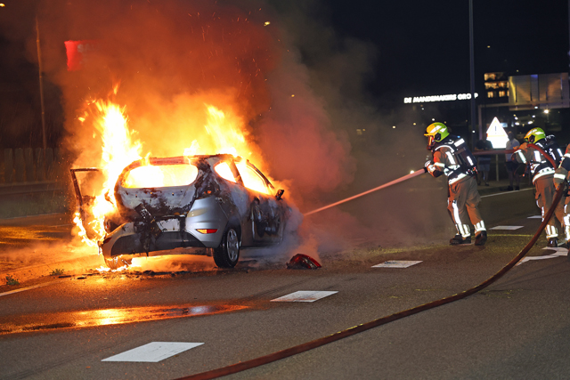 Bestuurder vlucht uit brandende auto op de Melkvonderweg Waalwijk