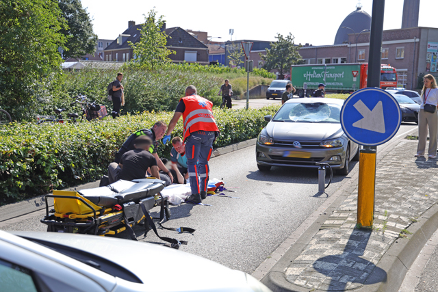 Vrouw op fiets raakt zwaargewond bij aanrijding met auto op de Taxandriaweg Waalwijk