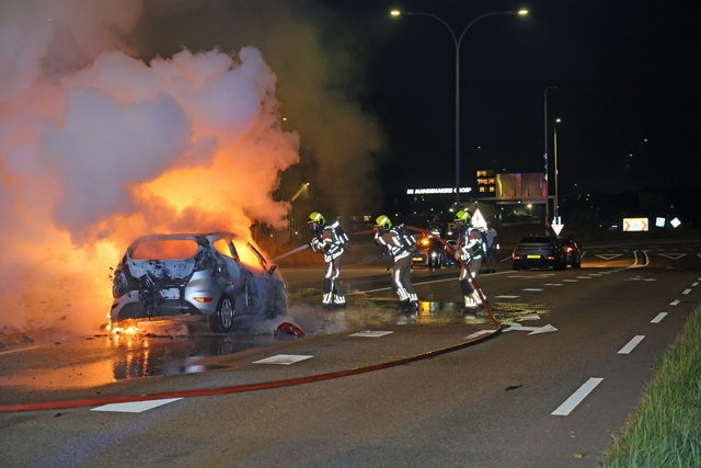 Bestuurder vlucht uit brandende auto op de Melkvonderweg Waalwijk