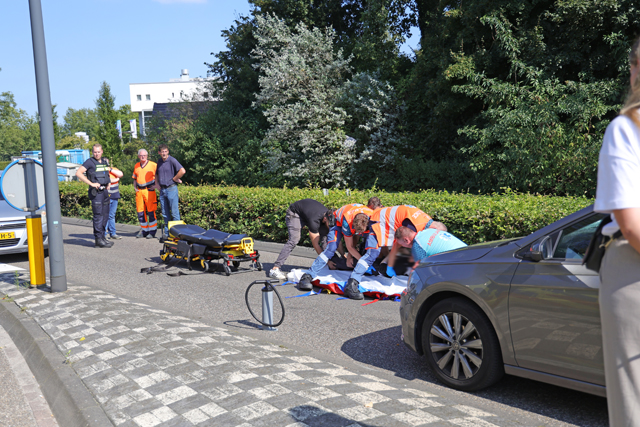 Vrouw op fiets raakt zwaargewond bij aanrijding met auto op de Taxandriaweg Waalwijk