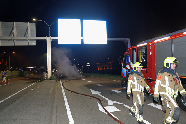 Bestuurder vlucht uit brandende auto op de Melkvonderweg Waalwijk