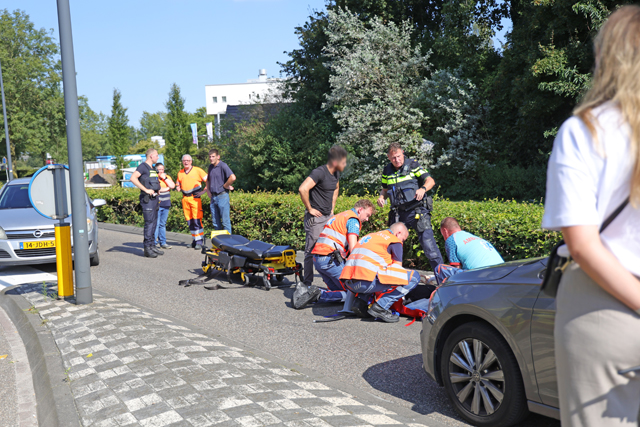 Vrouw op fiets raakt zwaargewond bij aanrijding met auto op de Taxandriaweg Waalwijk