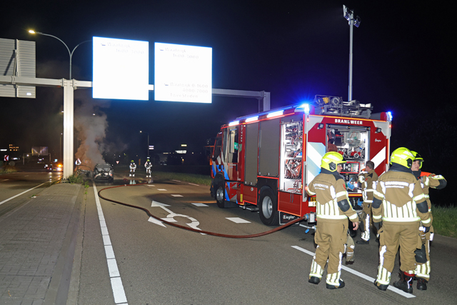 Bestuurder vlucht uit brandende auto op de Melkvonderweg Waalwijk