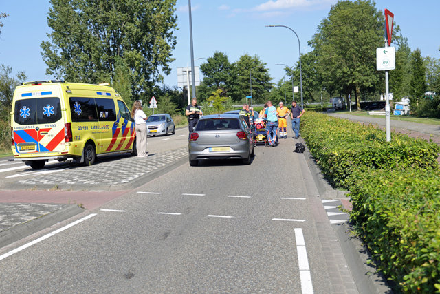 Vrouw op fiets raakt zwaargewond bij aanrijding met auto op de Taxandriaweg Waalwijk