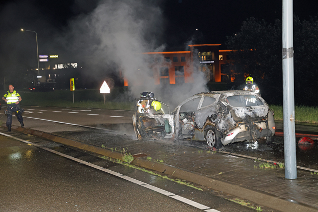 Bestuurder vlucht uit brandende auto op de Melkvonderweg Waalwijk