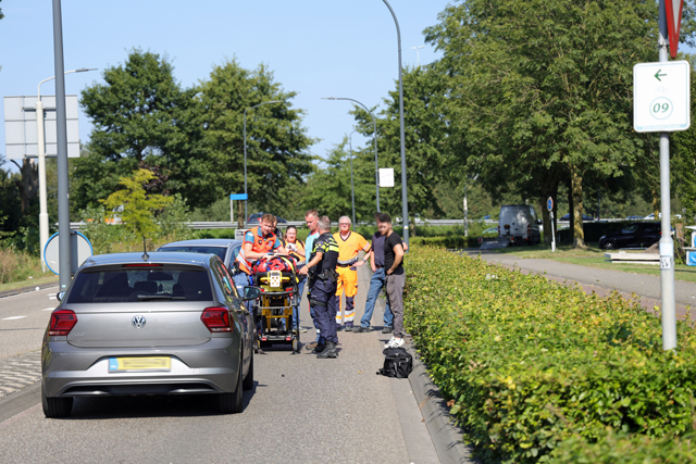 Vrouw op fiets raakt zwaargewond bij aanrijding met auto op de Taxandriaweg Waalwijk