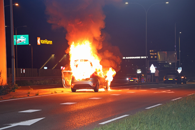 Bestuurder vlucht uit brandende auto op de Melkvonderweg Waalwijk