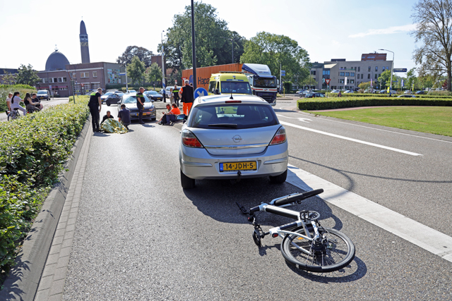 Vrouw op fiets raakt zwaargewond bij aanrijding met auto op de Taxandriaweg Waalwijk