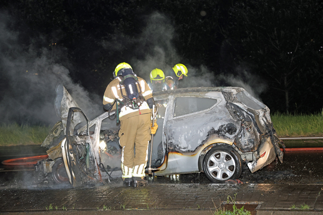 Bestuurder vlucht uit brandende auto op de Melkvonderweg Waalwijk