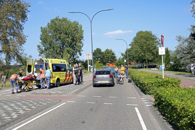Vrouw op fiets raakt zwaargewond bij aanrijding met auto op de Taxandriaweg Waalwijk