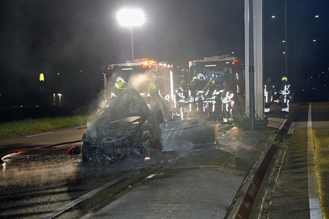 Bestuurder vlucht uit brandende auto op de Melkvonderweg Waalwijk