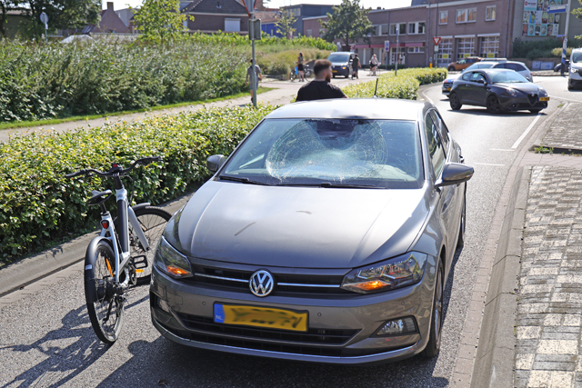 Vrouw op fiets raakt zwaargewond bij aanrijding met auto op de Taxandriaweg Waalwijk