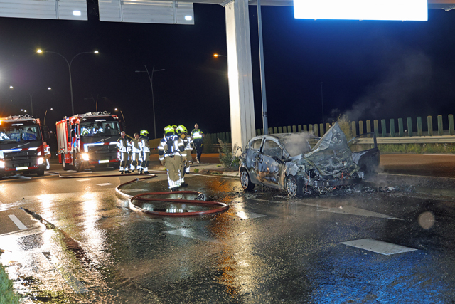 Bestuurder vlucht uit brandende auto op de Melkvonderweg Waalwijk